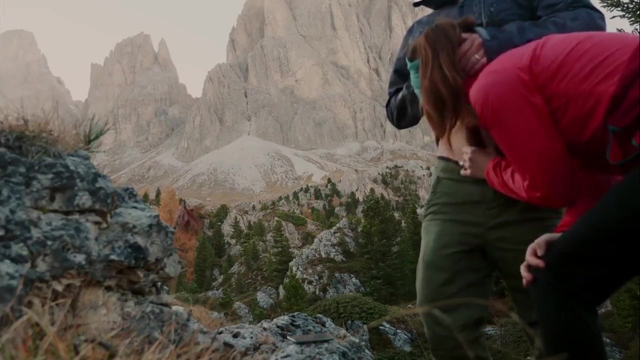 Les randonneurs se promènent dans les montagnes et font un sexe rapide dans les bois