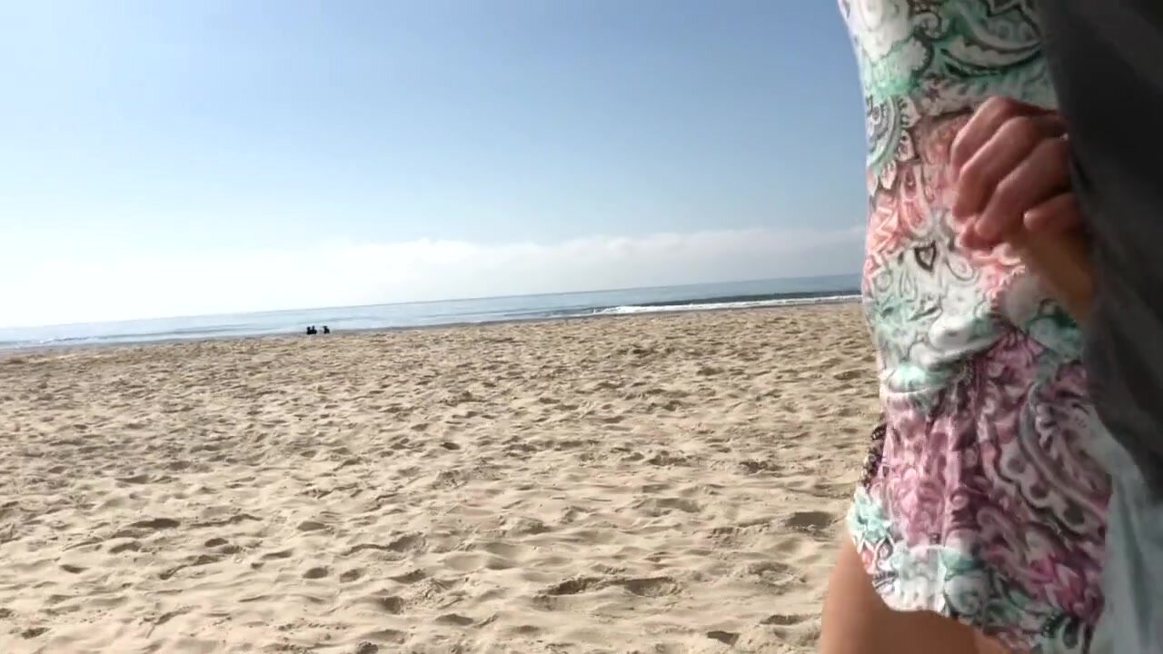 Un vrai sexe amateur en public risque de se faire prendre sur la plage photo