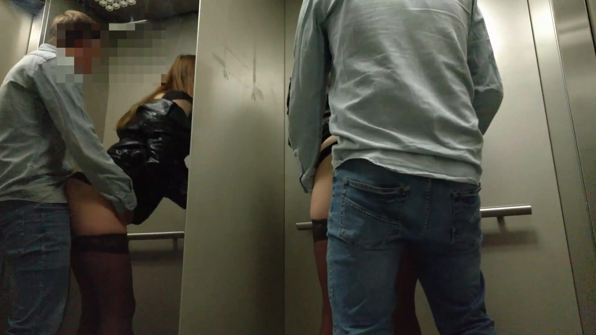 Un couple de voyeurs fait du sexe en public à risque dans un ascenseur